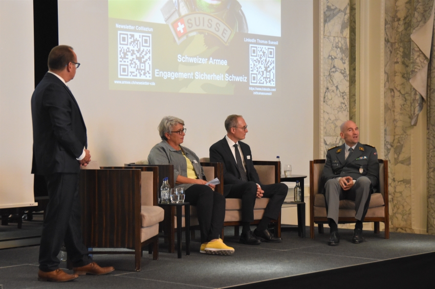 ORK-Präsident Hansueli Reutegger (AR), Regierungspräsidentin Cornelia Komposch (TG), Regierungsrat Christian Rathgeb (GR) sowie Korpskommandant Thomas Süssli diskutieren mit Vertreterinnen und Vertretern der Jungparteien.